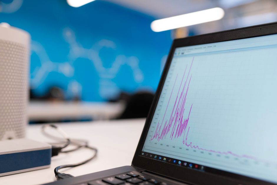 Team bei der Datenanalyse im Schulungsraum